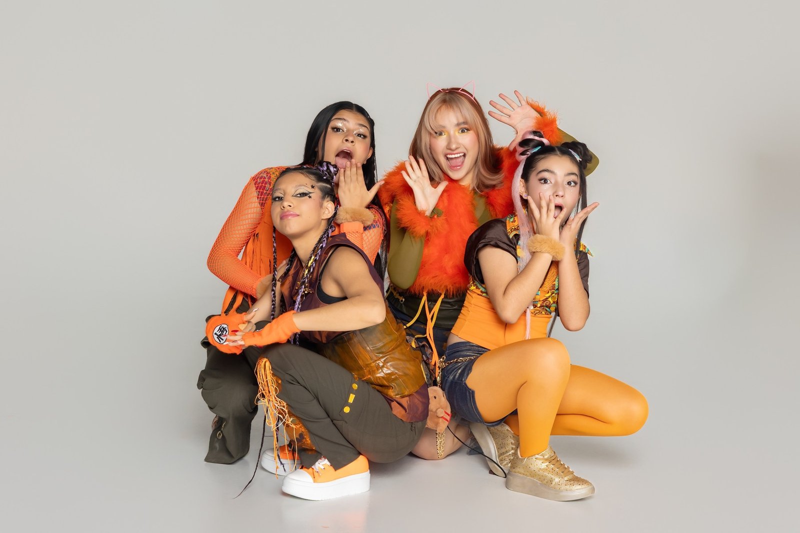 Las cuatro integrantes de JEANS NG juntas en una pose divertida