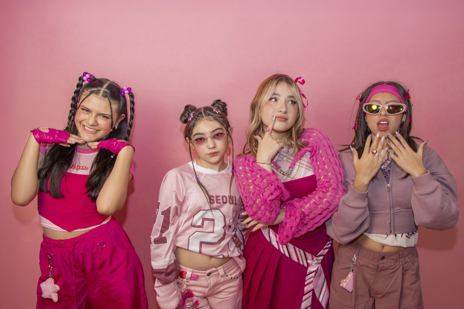 Las cuatro integrantes de JEANS NG en un set rosa