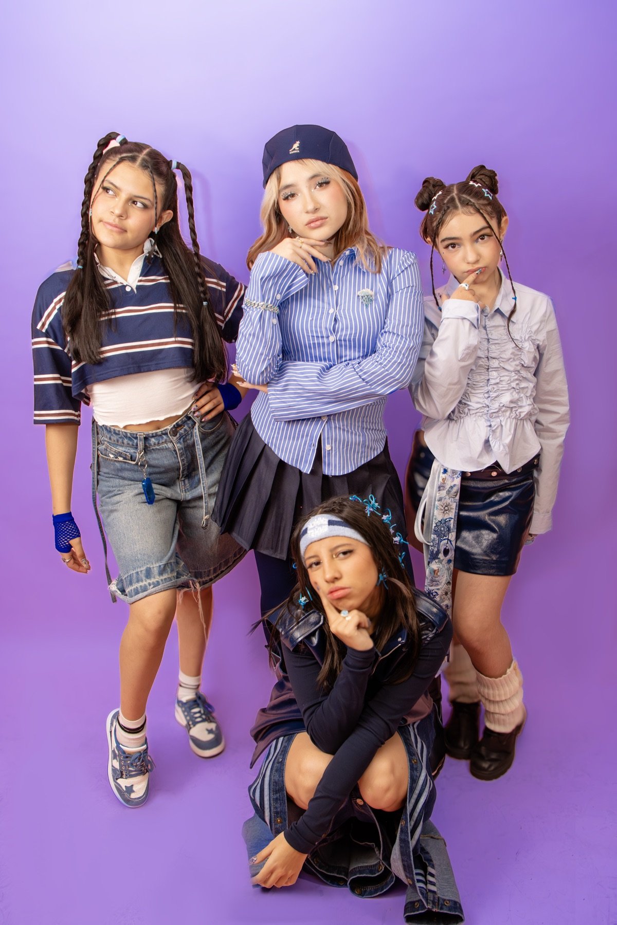 Las cuatro integrantes de JEANS NG en un set morado