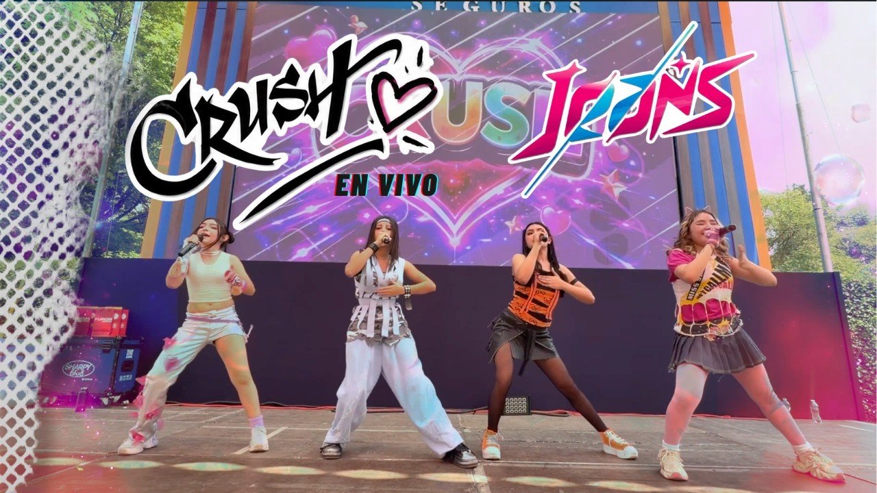Las cuatro integrantes de JEANS NG interpretando CRUSH en vivo en Campo Marte